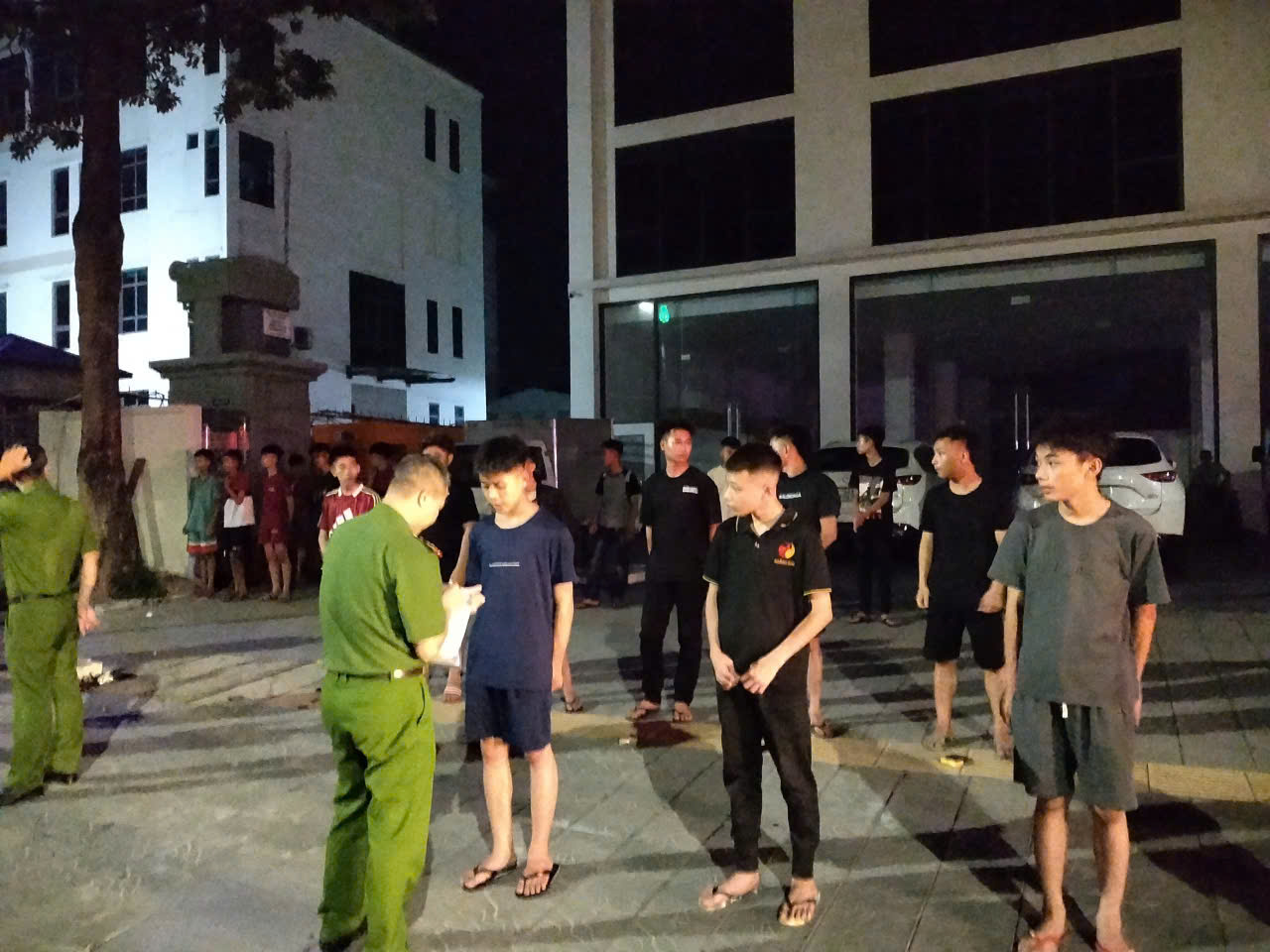 Lực lượng HP22 - Công an thành phố: Bàn giao 36 trường hợp livestream, cổ vũ cho các nhóm đua xe cho Công an phường
